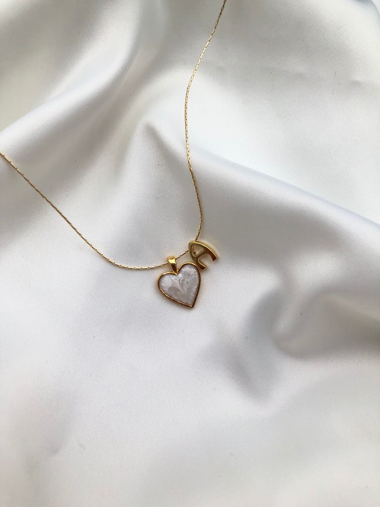 Sedef Kalpli Harf Kolye