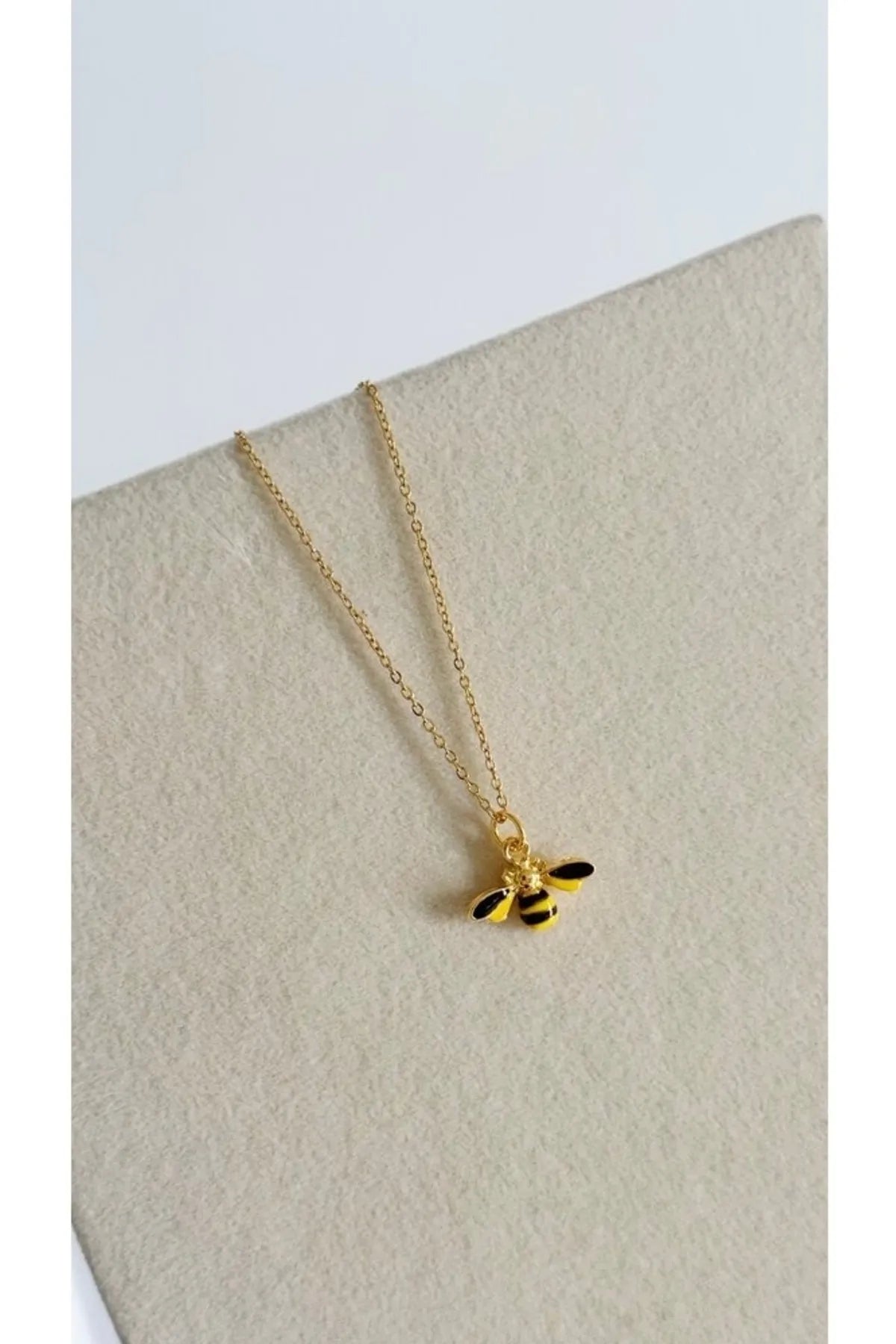 Çelik Zincirli Mineli Arı Kolye