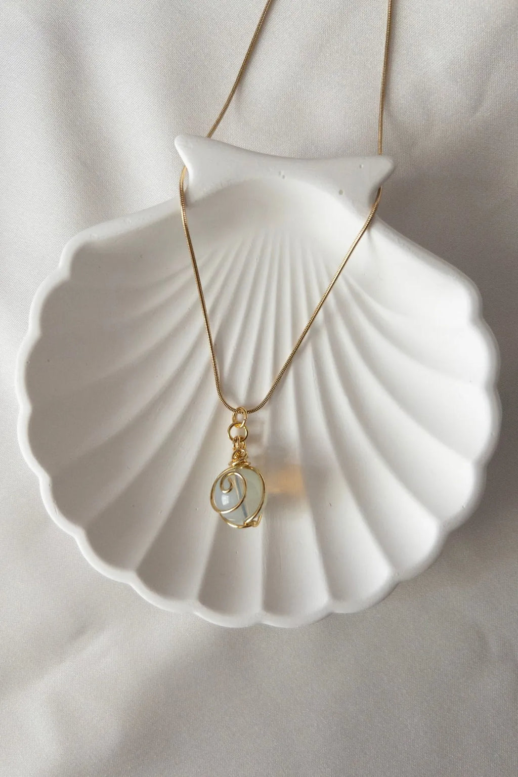 Çelik Zincirli Örme Ay Taşı Kolye