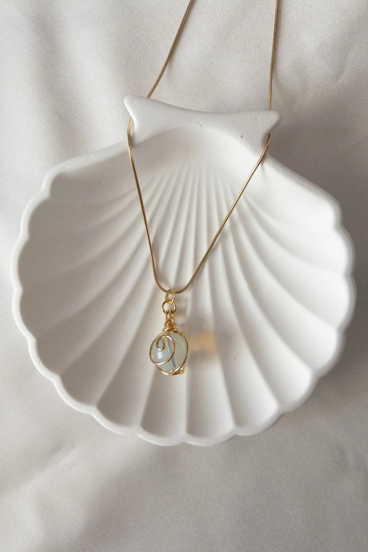 Çelik Zincirli Örme Ay Taşı Kolye