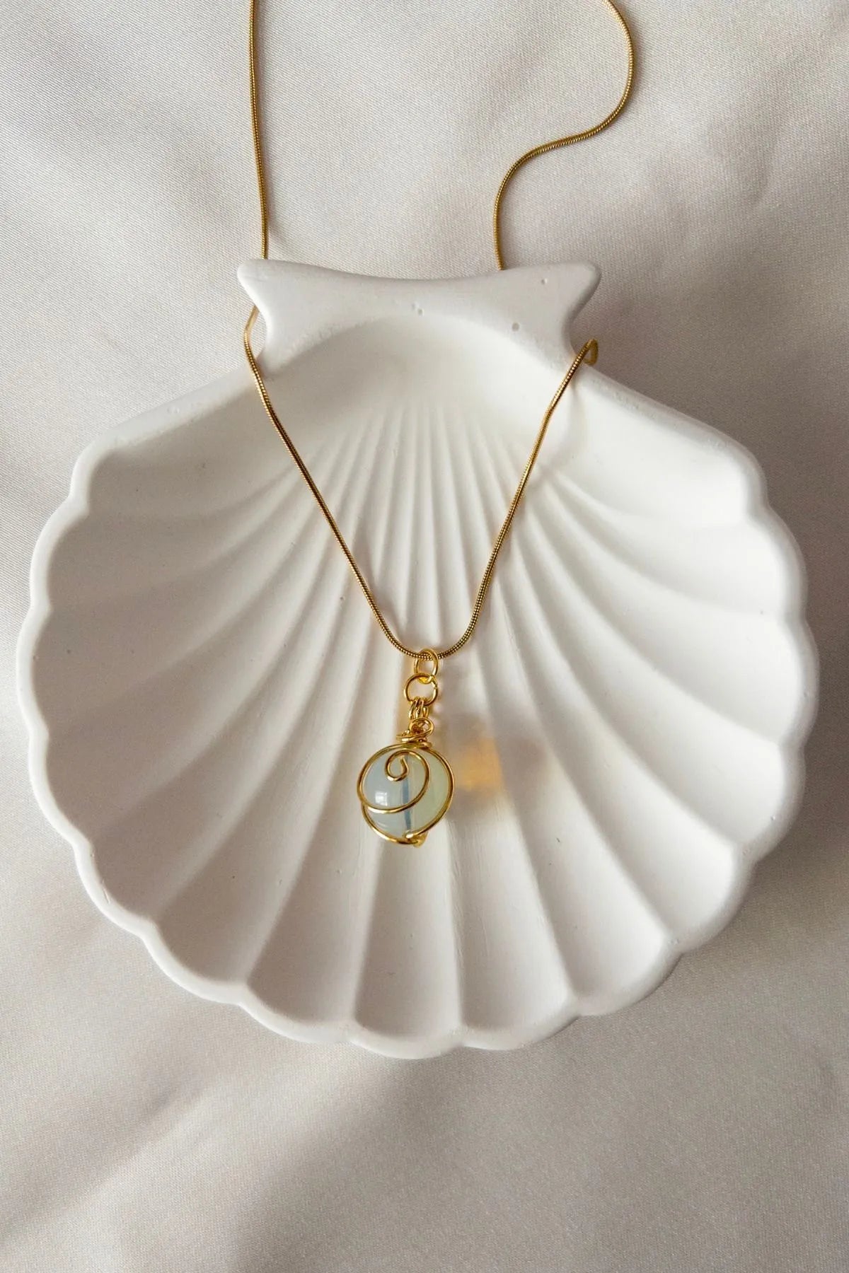 Çelik Zincirli Örme Ay Taşı Kolye