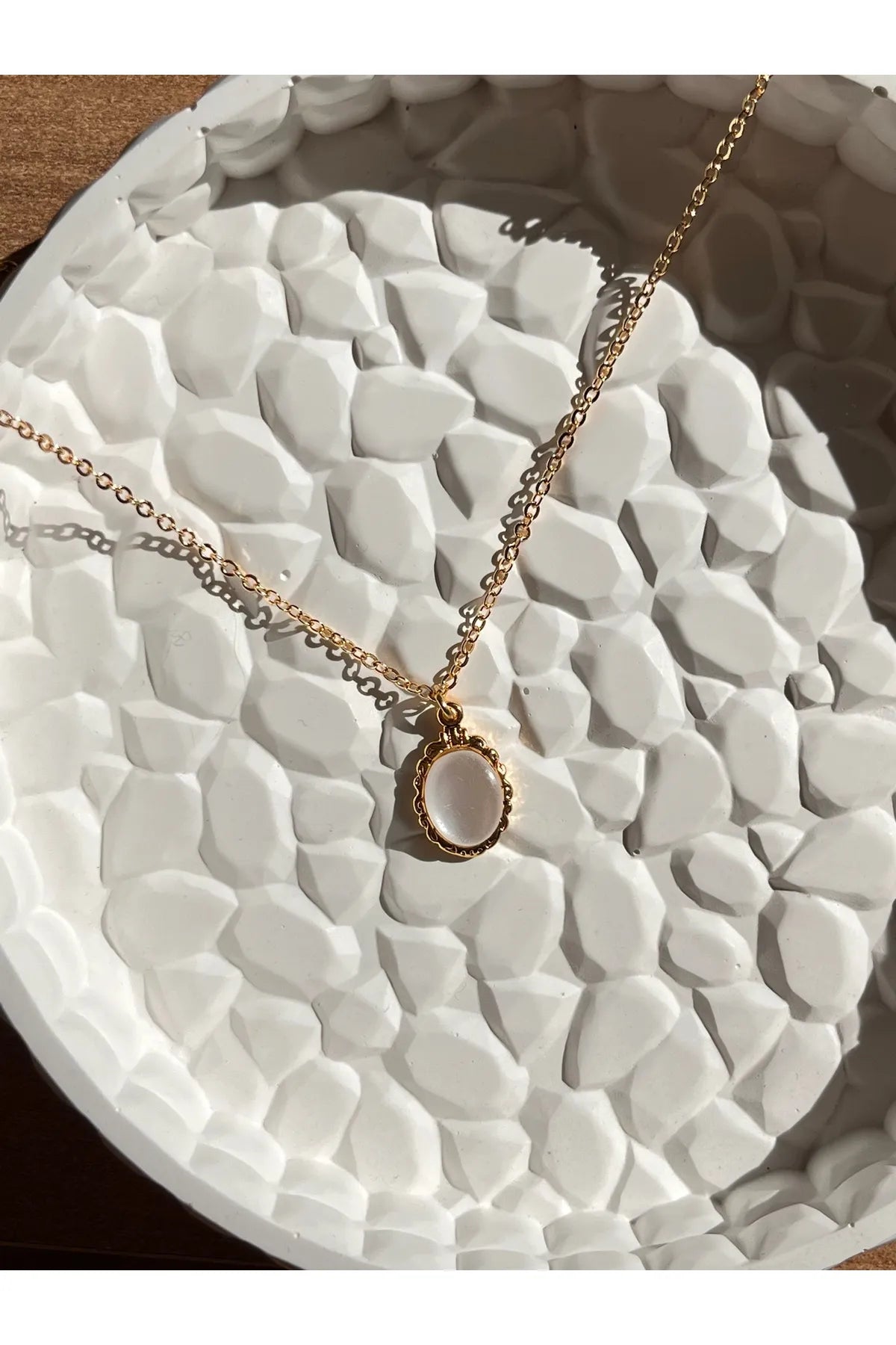 Çelik Zİncirli Beyaz Sedef Taşlı Kolye