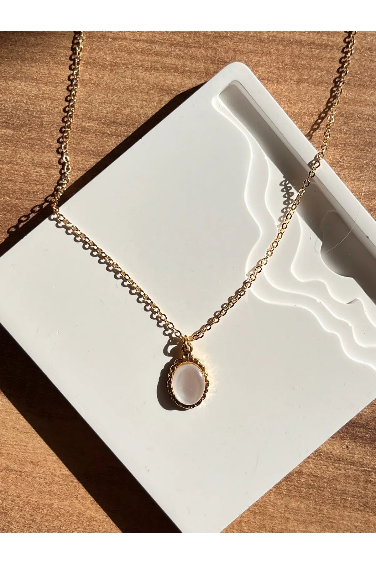 Çelik Zİncirli Beyaz Sedef Taşlı Kolye