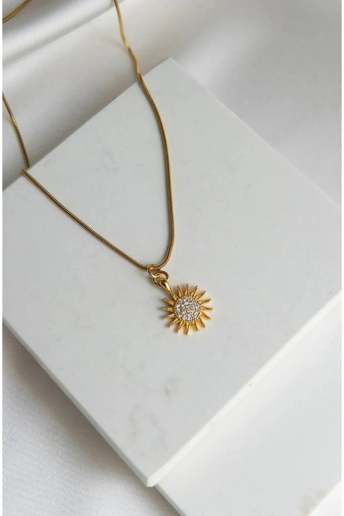 Çelik Zincirli Zirkon Taşlı Güneş Kolye