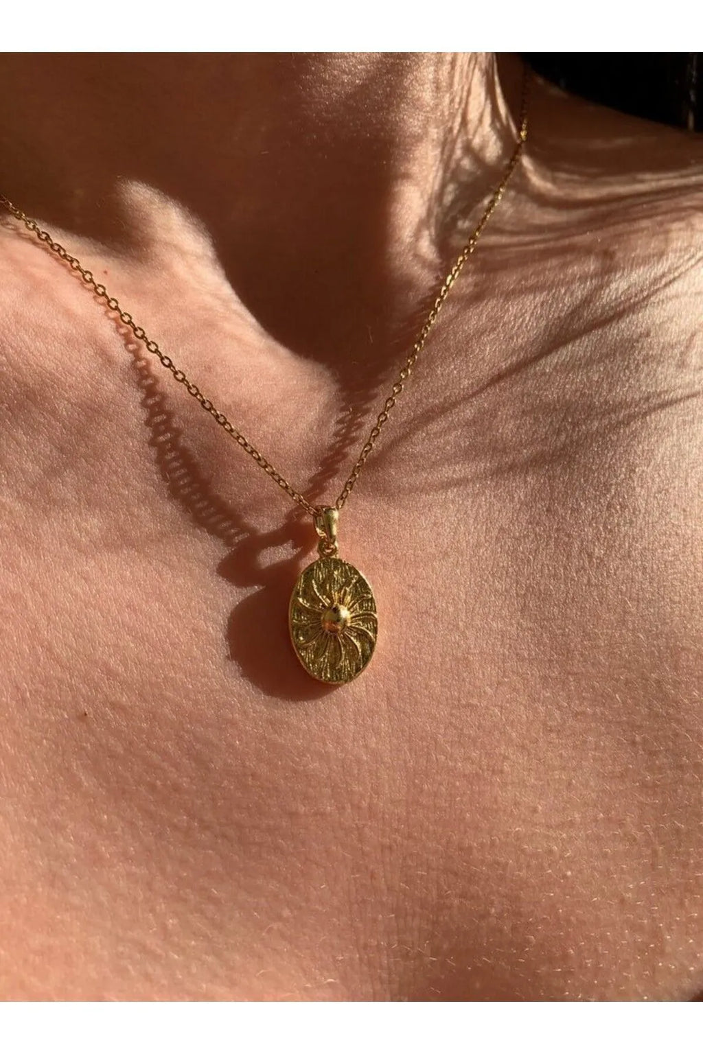 Çelik Zincirli Oval Plaka Güneş Vintage Kolye