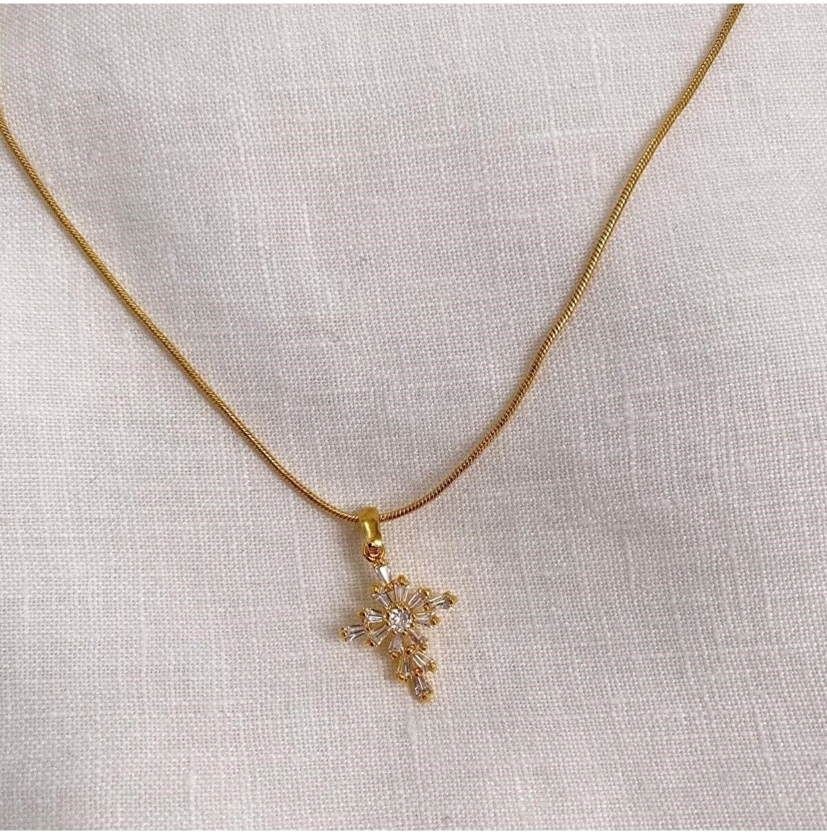 Çelik Taşlı Haç Kolye