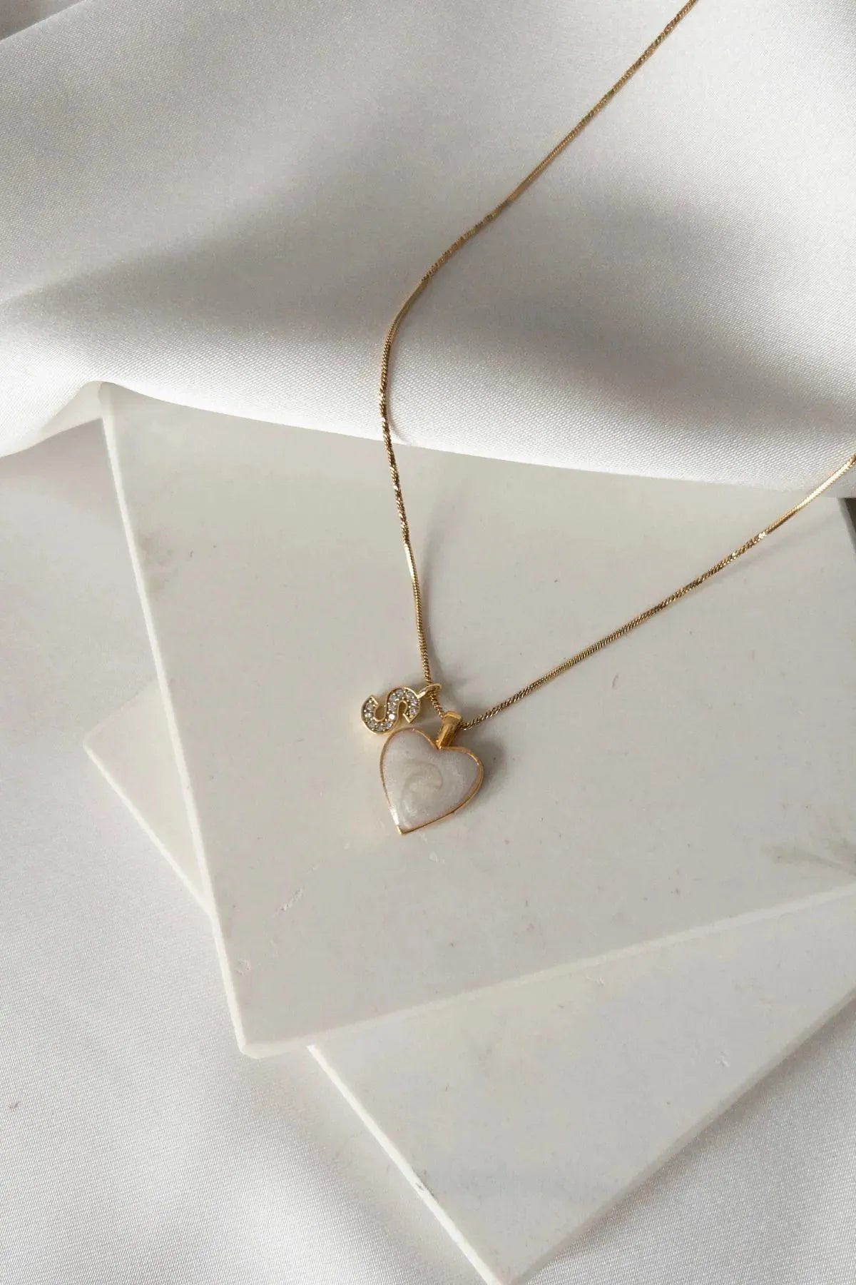 Sedef Kalpli Zirkon Harfli Kolye