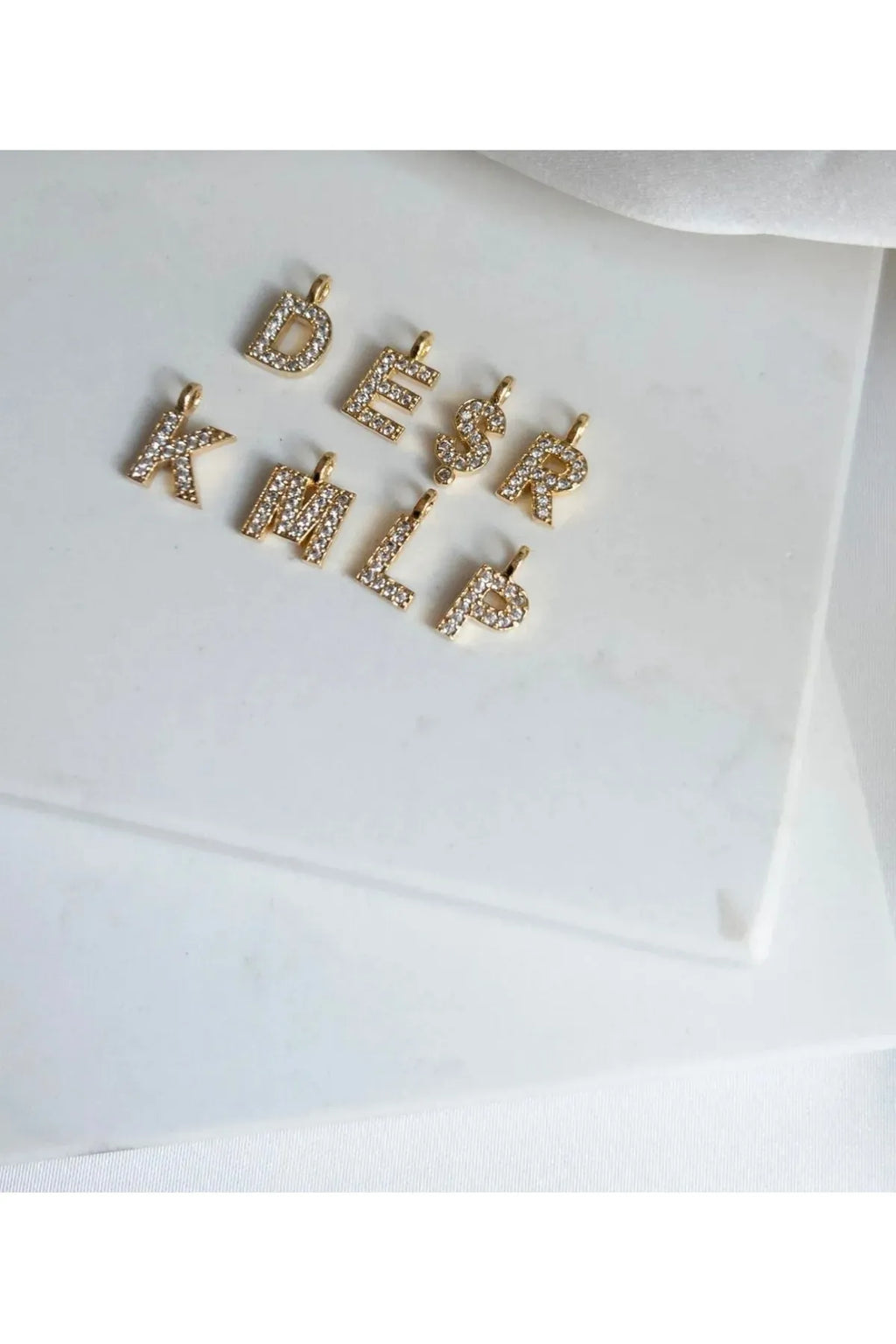 Sedef Kalpli Zirkon Harfli Kolye