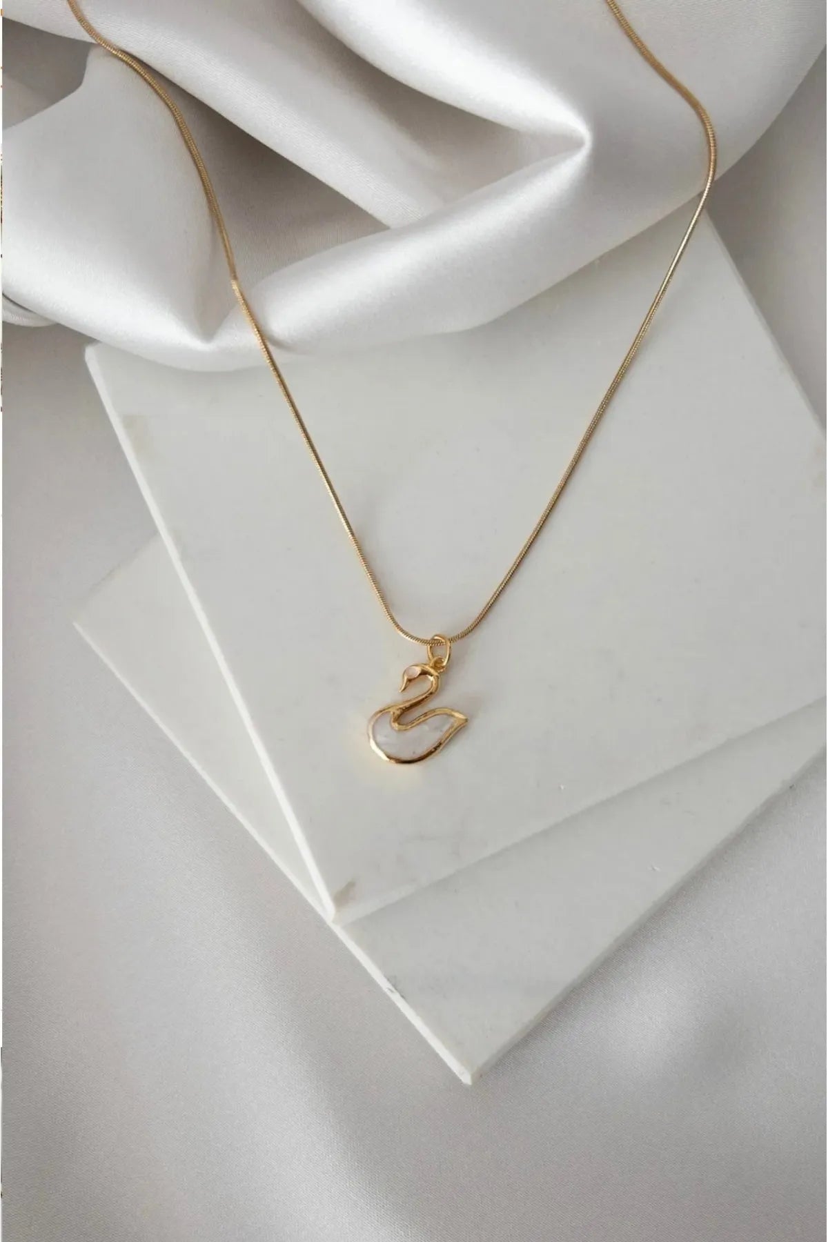 Çelik Zincirli Beyaz Mineli  Kuğu Kolye