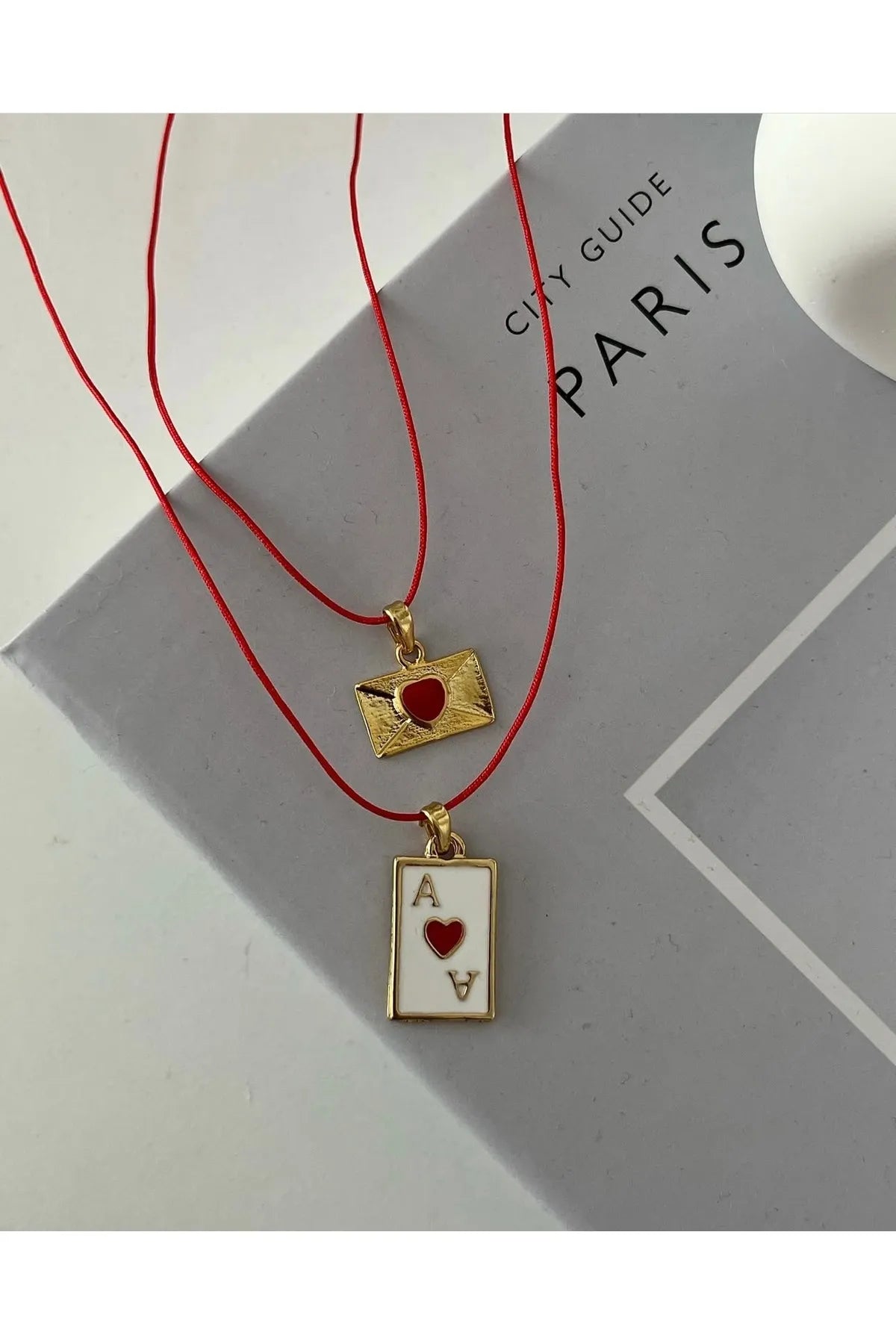 Kırmızı Şans İpli Kupa As Ve Kırmızı Kalpli Mektup 2'li Kolye Seti