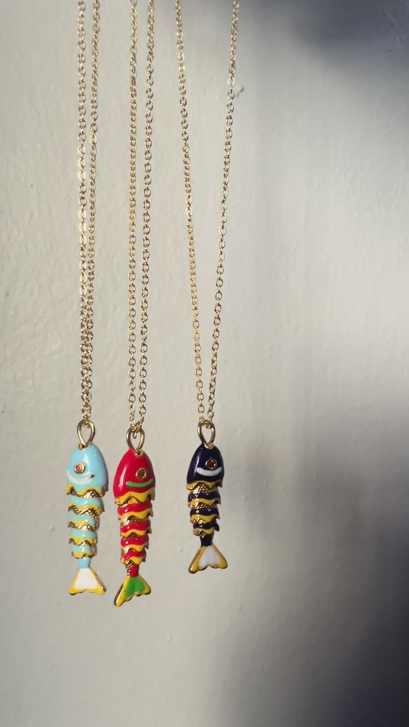 Çelik Renkli Oynar Balık Kolye