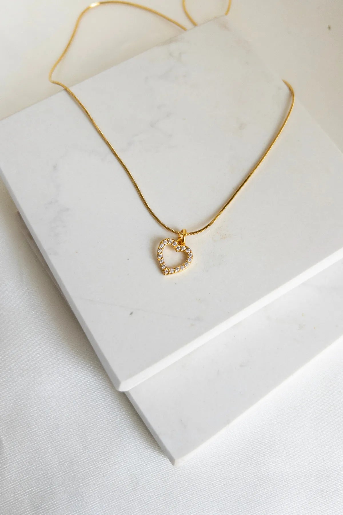 Minimal Taşlı Çelik Kalp Kolye